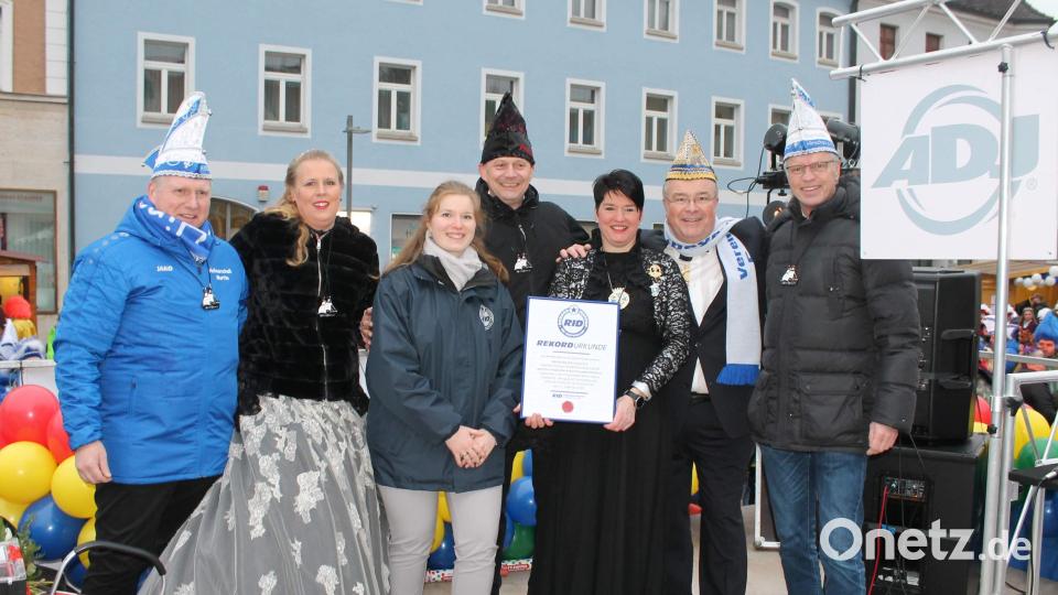 Strahlende Gesichter gab es auf der Bühne, als das Ergebnis des Weltrekordversuches bekannt gegeben wurde: 1197 Teilnehmer! Von links: Hofmarschall Martin Merkl, Prinzessin Michaela I., Jurorin Laura Kuchenbecker, Prinz Markus I., Präsidentin Regina Merkl, LVO-Schatzmeister Klaus Faltermeier und Bürgermeister Hermann Falk. Bild: u