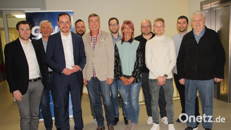 Die CSU-Ortsvorstandschaft (Bild) wird weiterhin von 
Tobias Ehrenried (Dritter von links) und seinen beiden 
Stellvertretern Peter Pirzer (links) und Jochen 
Schneider (Fünfter von links) geführt. Bild: Christoph Fröhlich/exb