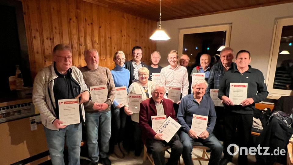 Für mehr als 50 Jahre Mitgliedschaft wurden geehrt (von links): Jürgen Lehner, Norbert Härtl, Michaela Büsching, Uwe Selch, Markus und Lothar Kaiser, Kurt Schmidt, Erhardt Jeltsch, Norbert Thöns, Josef Gärtner, Gisela Reul, Kurt Drechsler und Herbert Vielgut. Bild: vsr