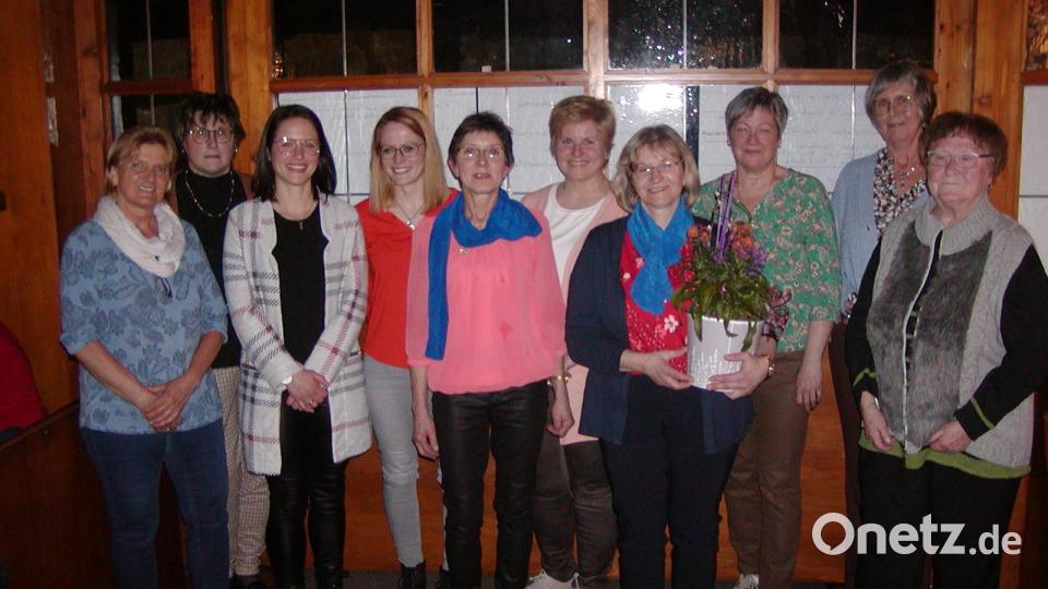 Der neue Vorstand (von links) Marianne Kowalek, Christine Stangl, Franziska Schopper, Cornelia Fütterer, Monika Liebs, Nicole Meiler, Brigitte Fütterer, Gertraud Rumpel, Beate Schopper, Käthe Bodenmeier. Bild: tok