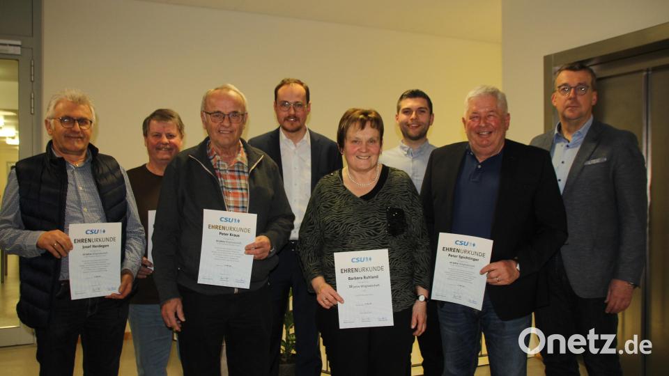 Der wiedergewählte Ortsvorsitzende Tobias Ehrenfried ehrte treue Mitglieder. Im Bild von links Josef Herdegen, Herrmann Deyerl, Peter Kraus, Ortsvorsitzender Tobias Ehrenfried, Barbara Ruhland, Philipp Troppmann, Peter Spichtinger und Christian Schreiber. Bild: Christoph Fröhlich/exb