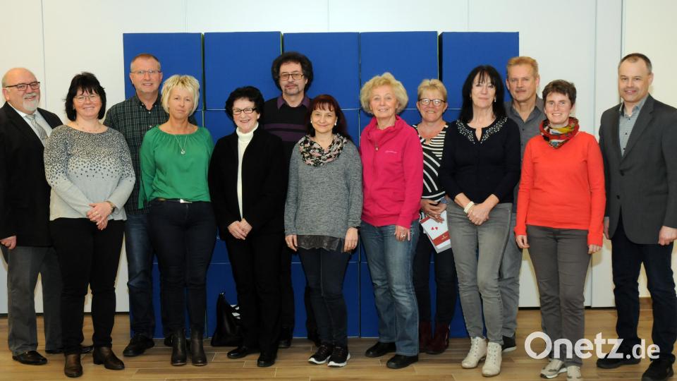 Glückwunsch an die Gewinner eines Candle Light Dinners sagen Erwin Nier (links): Sprecher der Post, und Deskleiter Stefan Zaruba (rechts): Christine Bauriedl aus Waidhaus, Franz und Angela Kellner aus Vohenstrauß, Roswita Kraus aus Pressath, Monika Schubert aus Weiden und Hans Kayser aus Weiden. Zum romantischen Essen in „D’Wirtschaft“ in Altenstadt gehen: Renate und Berthold Nastvogel aus Windischeschenbach, Monika Eckert, Waldtraud Puttke aus Weiden, Dagmar Zöphel, Rosina und Joachim Maier aus Weiden sowie Susanne Hösl aus Oberviechtach. Bild: Stephan Huber