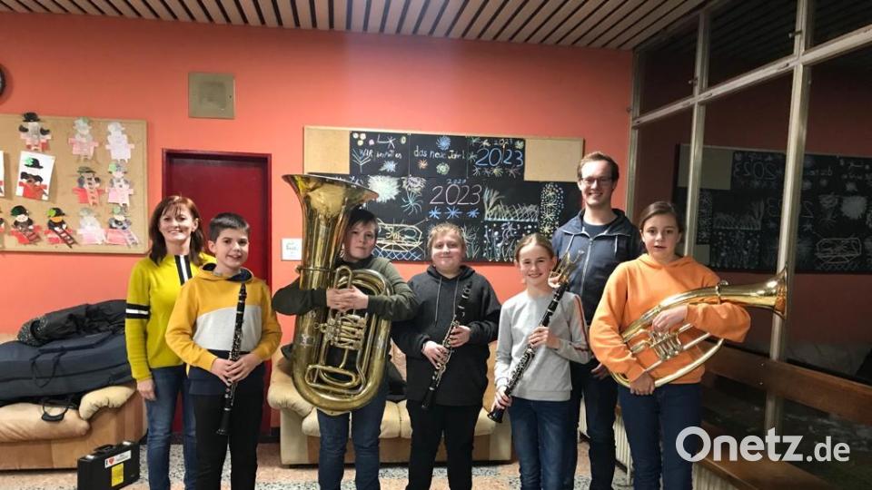Erste Probe der Jugendblaskapelle. Im Bild (von links) Petra Schmid (Jugendleiterin), Benedikt Staufer (Klarinette), Pius Fischer (Tuba), Andreas Meiser (Klarinette), Anna Haberkorn (Klarinette), Christopher Prechtl (Jugendleiter, 2. Vorstand), Ronja Wenger (Tenorhorn). Bild: Blaskapelle Falkenberg/exb