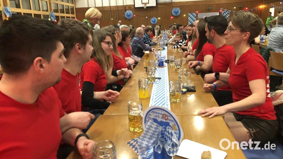 Das Starkbierfest der SG Andreas Hofer genoss auch eine große Abordnung der Feuerwehr Fuchsmühl, die mit ihrem roten Outfit Werbung für das bevorstehende Gründungsfest machte. Bild: wro