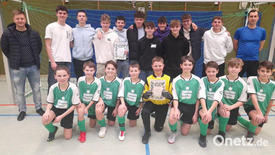 Neue Stadtmeister wurden im Hallenfußball der Amberger Schulen die Schönwerth-Realschule (stehend) mit Lehrer Johannes Barthel (links) in der Altersklasse II, das GMG (kniend) in der Altersklasse IV mit Lehrer und Organisator Matthias Harbauer (rechts). Bild: gel