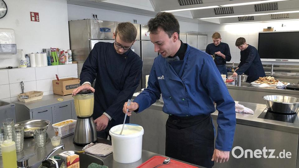 In der Schulküche ging es hoch her. Auf die angehenden Hotel- und Tourismus-Fachleute, die hier eine Ausbildung absolvieren, wartete viel Arbeit. Bild: wro