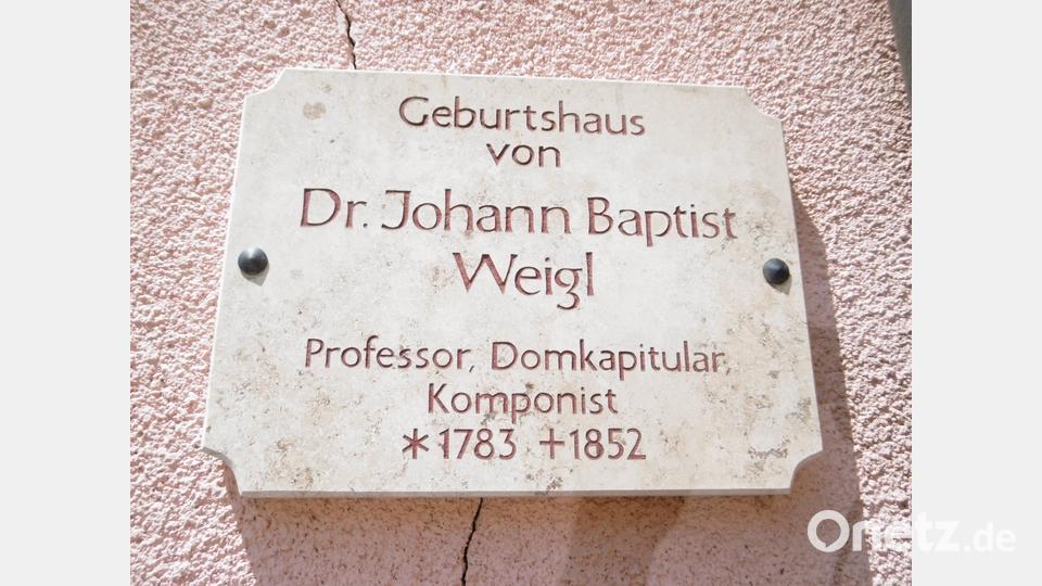 An seinem Geburtshaus in der Mühlstraße erinnert eine Gedenktafel an Johann Baptist Weigl. Bild: mma