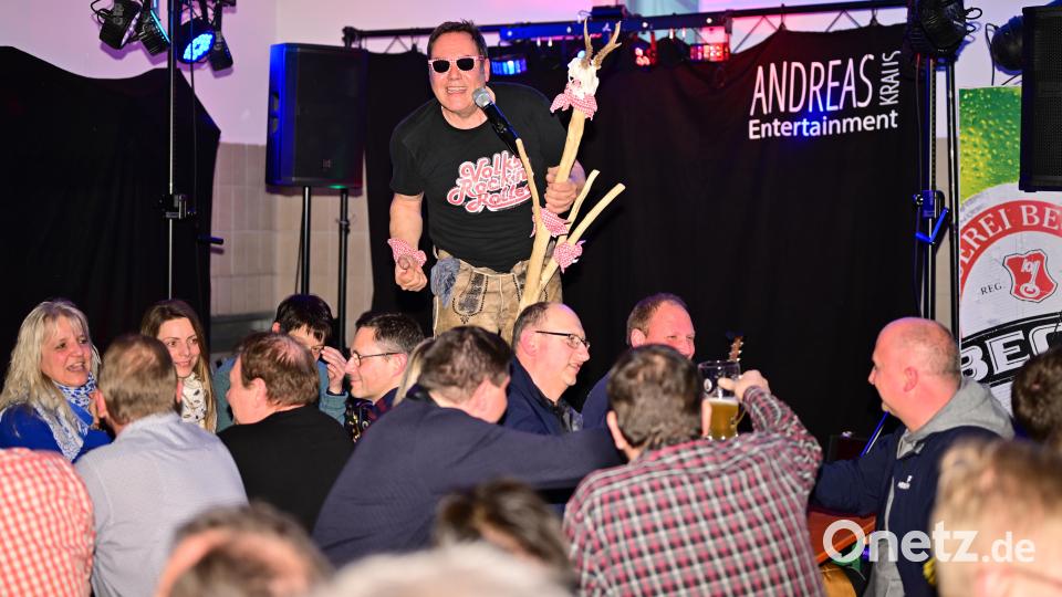 Musiker Andreas Kraus brachte in seinem Showauftritt als &quot;Andreas Gabalier&quot; und die Halle zum Toben. Bild: nza