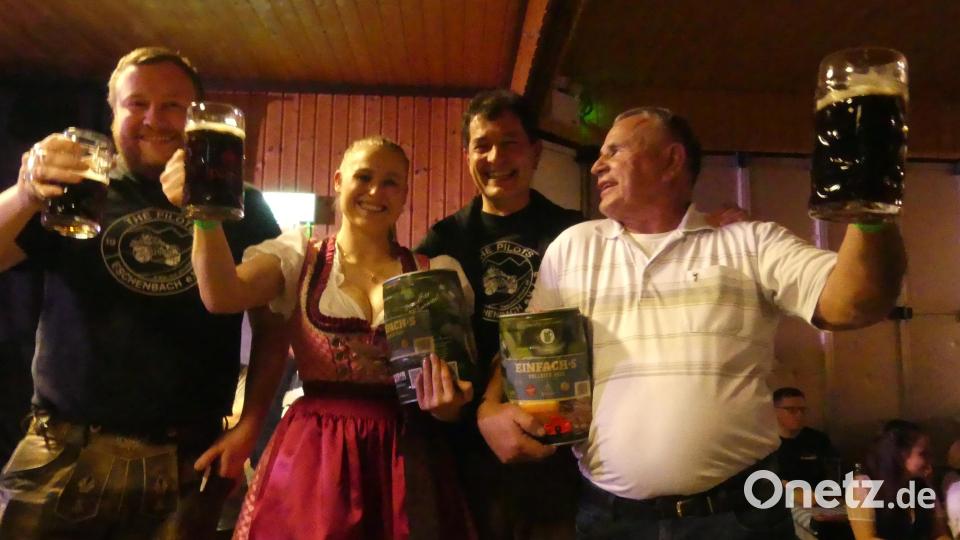 Sebastian Wohlrab und Arthur Heindl gratuliern Patricia Schreml und Fritz Gradl zum Sieg des Wettbewerbs Masskrug-Stemmen Bild: rn