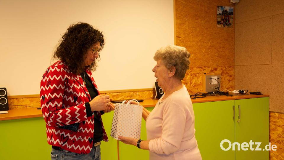 Juane Demleitner, AWO Seniorenbeauftrage, überreicht ein Präsent an die Referentin Angela Pfaller (links). Bild: Welnhofer/exb