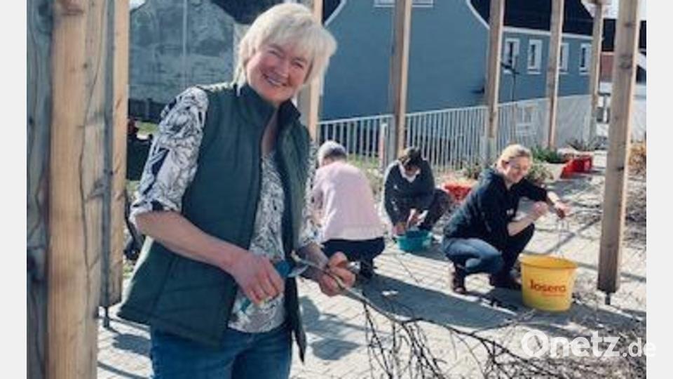 Kreativ-Angeboten im Steinwaldnetz / Frühlingskranz.
Kursleitung Frau Katharina Purucker im Vordergrund. Bild: Eva Neugirg/exb