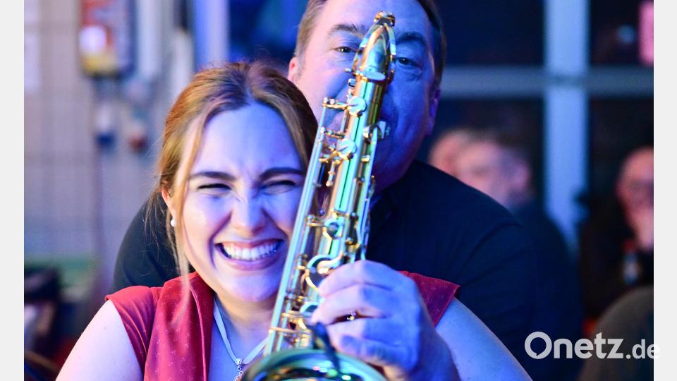 Zu einem &quot;Saxophon-Tanz&quot; forderte Musiker Andreas Kraus die weiblichen Gäste auf. Bild: nza