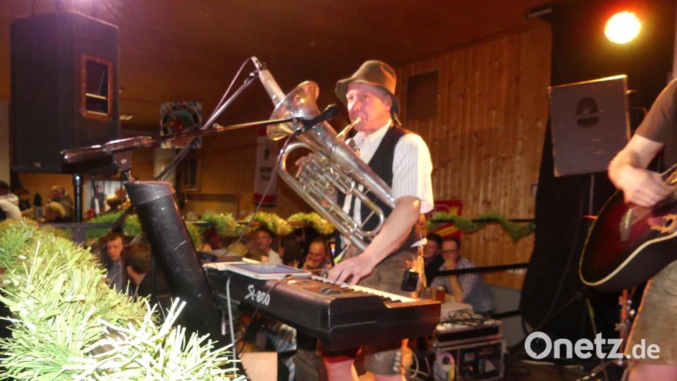 Die &quot;Stoapfälzer Spitzbuam&quot; heizen beim Starkbierfest der Pilots den zahlreichen Besuchern bis weit in die Nacht hinein gehörig ein. Unser Bild zeigt &quot;Oberspitzbua&quot; Alois mit Baritonhorn und Keyboard, Bild: rn