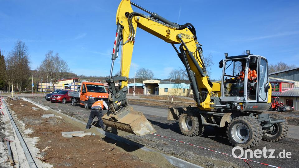 Derzeit werden die Einfassungen für die zu pflanzenden Baumreihen gesetzt. Alle Arbeiten führt der Bauhof in Eigenregie durch. Bild: jr