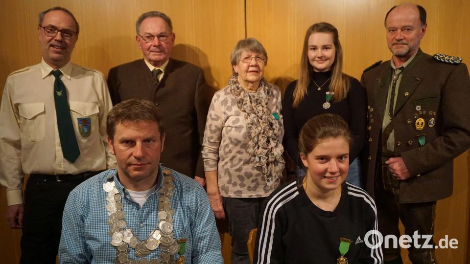 Die neuen Würdenträger bei Germania: (vorne, von links) Schützenkönig Hermann Wopperer, Liesl Denise Fleischmann, (hinten, von links) die Ritter Markus Fleischmann und Hans Dittrich, die Zofen Helga Scherupp und Marlis Stubenvoll mit Gauschützenmeister Werner Wendl. Bild: Anja Roth/exb