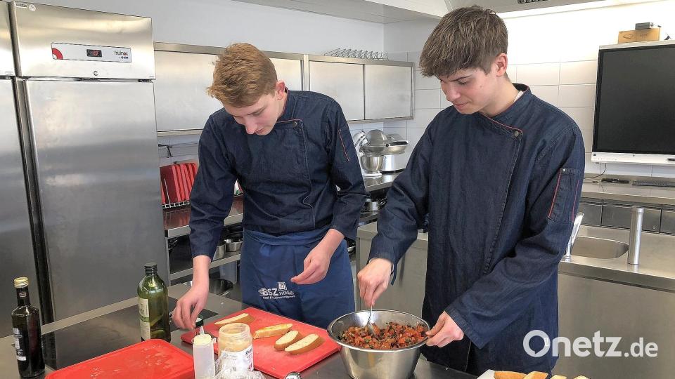 In der Küche kochten die Schüler, um die Gäste der Schule für Hotel- und Tourismusmanagement entsprechend bewirten zu können. Bild: wro