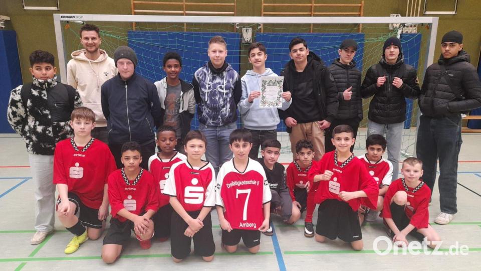 Im Wettbewerb der Mittelschule holten sich die Schüler aus dem Dreifaltigkeits-Viertel die Titel der Altersklasse II (stehend) und der Altersklasse IV (kniend) mit Lehrer Philipp Keilholz (stehend 2. von links). Bild: gel