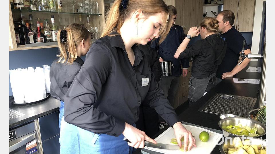 Hand in Hand arbeiten sind die Schüler gewohnt. Um Praxis zu sammeln, geht es oft auch in ferne Länder. Bild: wro