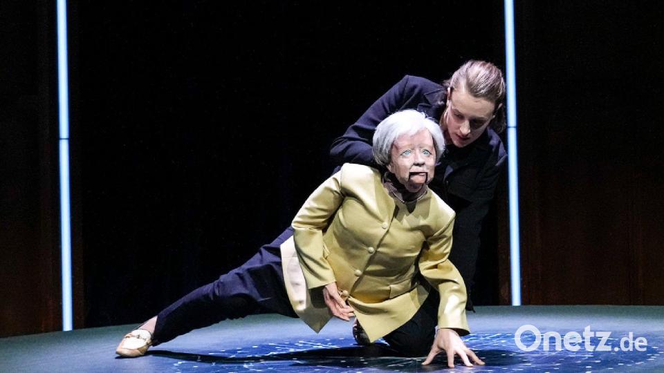 Julia Staufer in "Ökozid". Ex-Kanzlerin Angela Merkel "spielt" auch mit. Bild: Metz/LTT/exb