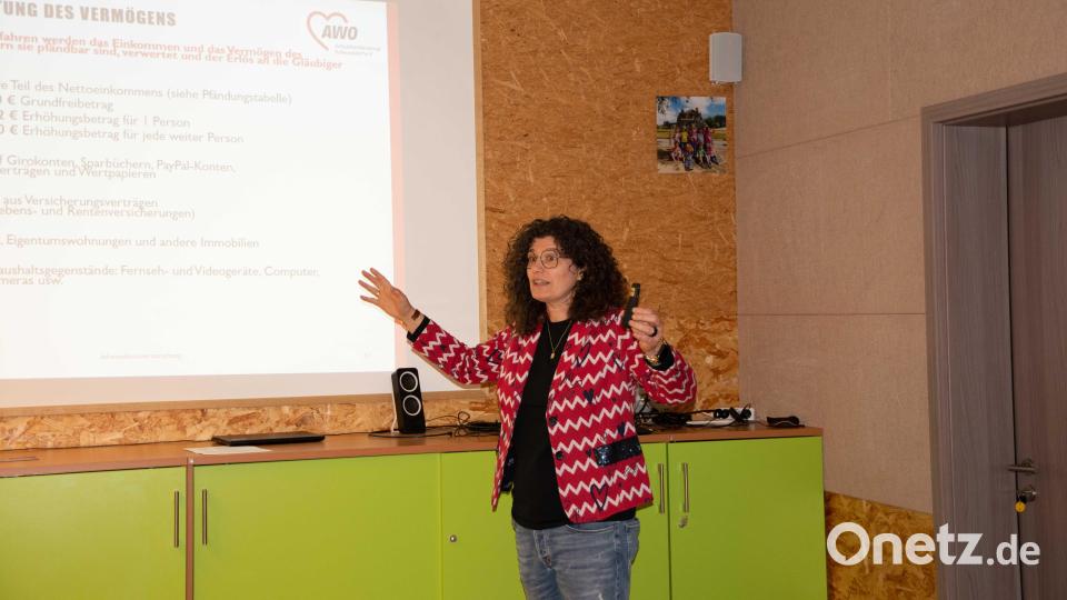 Angela Pfaller von der AWO Schuldnerberatung Schwandorf informiert die Anwesenden im Mehrgenerationentreff in Oberviechtach wie die Schuldnerberatung arbeitet. Bild: Welnhofer/exb