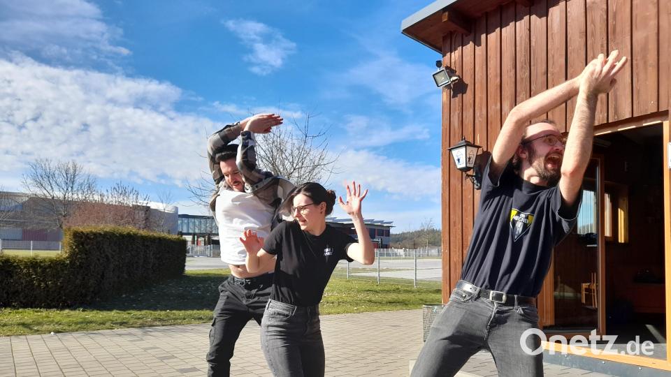 Die Teilnehmer des Theaterworkshop lassen ihrer Kreativität freien Lauf. Bild: nba