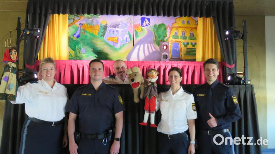 Von links Polizeihauptmeisterin Bernadette Heining, Verkehrserzieher Philipp Böhme, Polizeihauptmeister Thomas Nörl und Polizeihauptmeisterin Michaela Argauer bei der Begrüßung durch den stellvertretenden Dienststellenleiter der PI Sulzbach-Rosenberg, Polizeihauptkommissar Achim Kuchenbecker. Achim Kuchenbecker. Bild: Achim Kuchenbecker