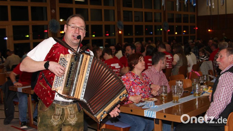 Seit 10 Jahren bereits ist Alleinunterhalter Markus Brand (Bild) ein fester Bestandteil und Garant für gute Laune beim Starkbierfest der SG Andreas Hofer Fuchsmühl. Bild: wro