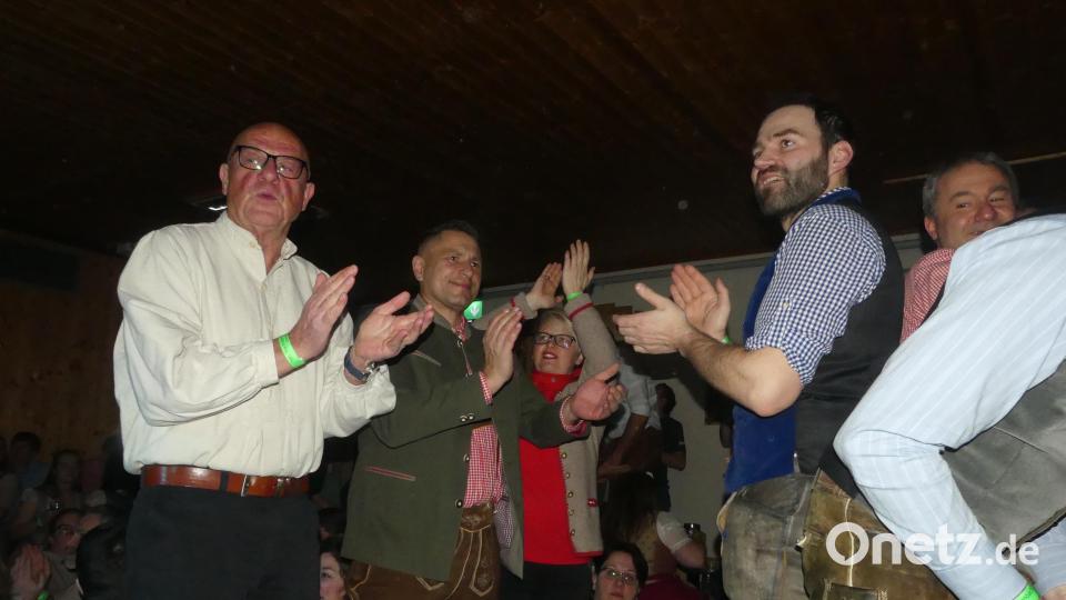 Auch SCE-Fördervereinsvorsitzender Reinhard Gebhard und Bürgermeister Marcus Gradl folgten dem Aufruf: „Alles unter 100 Kilo auf die Bänke!“ Bild: rn