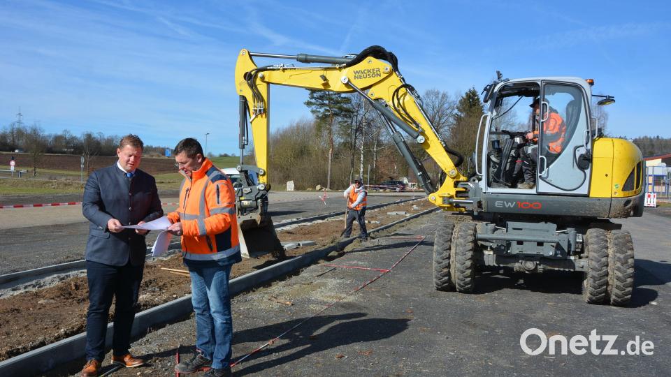 Bürgermeister Stefan Grillmeier (links) informierte sich bei Bauhofleiter Wolfgang Stark über den aktuellen Stand der Bauarbeiten beim Parkplatz an der Eissporthalle. Bis zur Eröffnung der Freibadsaison Mitte Mai soll der Parkplatz in neuem Glanz erstrahlen. Die Parkreihen erhalten einen wassergebundenen Belag, die Parkplätze sind beleuchtet. Bild: jr