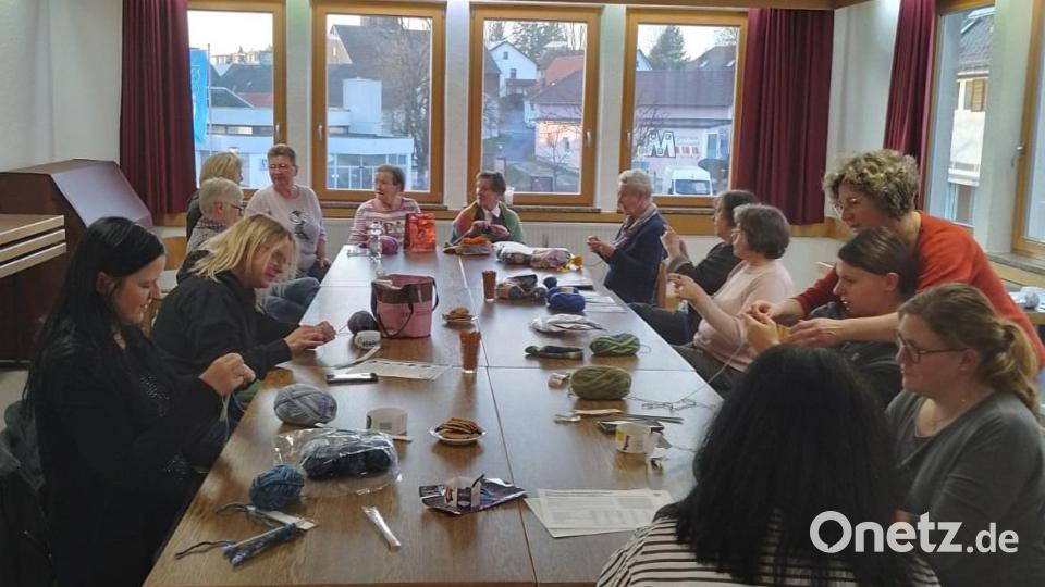 Kreativ-Angebote im Steinwaldnetz / Sockenstrickkurs Bild: Eva Neugirg/exb