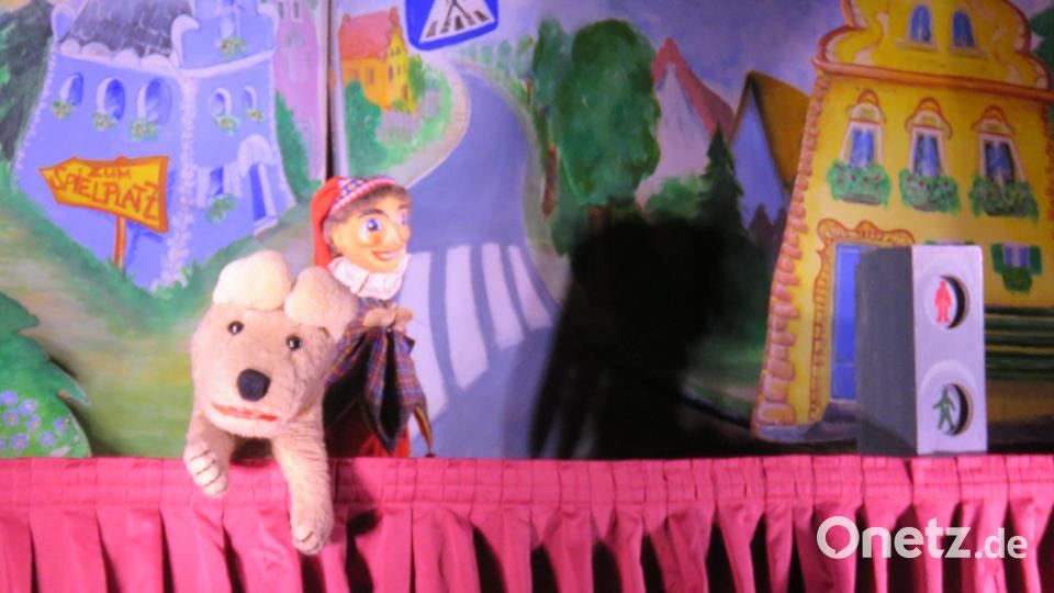 Polizeihund Wuschel und die Kinder im Publikum schaffen es mit vereinten Kräften, das Kasperl vor einem Unfall im Straßenverkehr zu bewahren. Bild: Achim Kuchenbecker