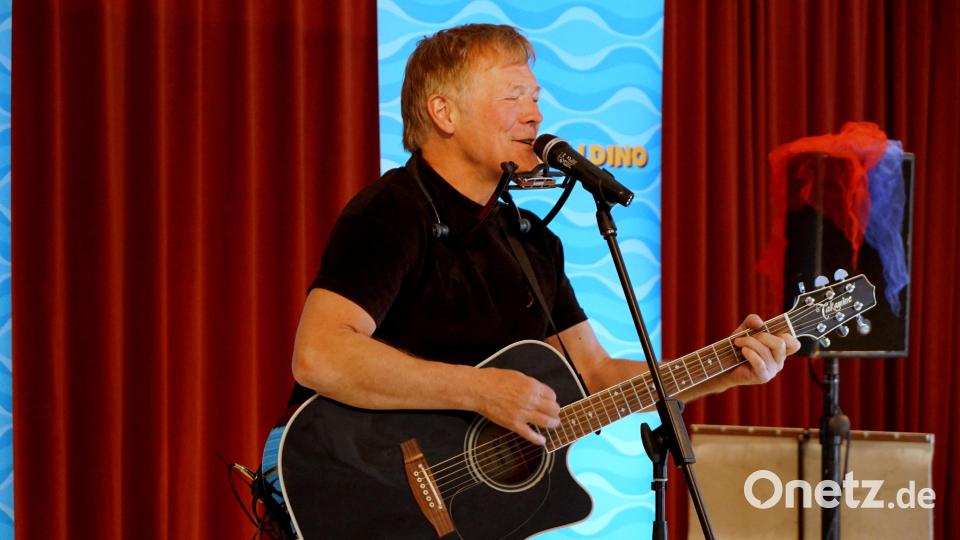 Rund 500 Lieder umfasst das Repertoire von Geraldino. Einige davon spielte er im SOS-Kinderdorf. Bild: bkr