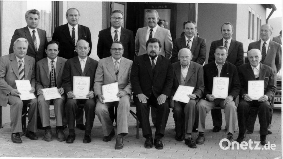 1982 wurden für 10 - , 20 - und 35-jährige Mitgliedschaft viele Mitglieder geehrt. Der damalige Staatssekretär Simon Nüssel (hinten, Mitte) und Landrat Bruno Ponnath (hinten, Dritter von links) sowie der ehemalige Bürgermeister Karl Söllner (vorne, links) und Gründungsmitglied Rudolf Nold (Vierter von links) waren unter den Gästen. Archivbild: ld