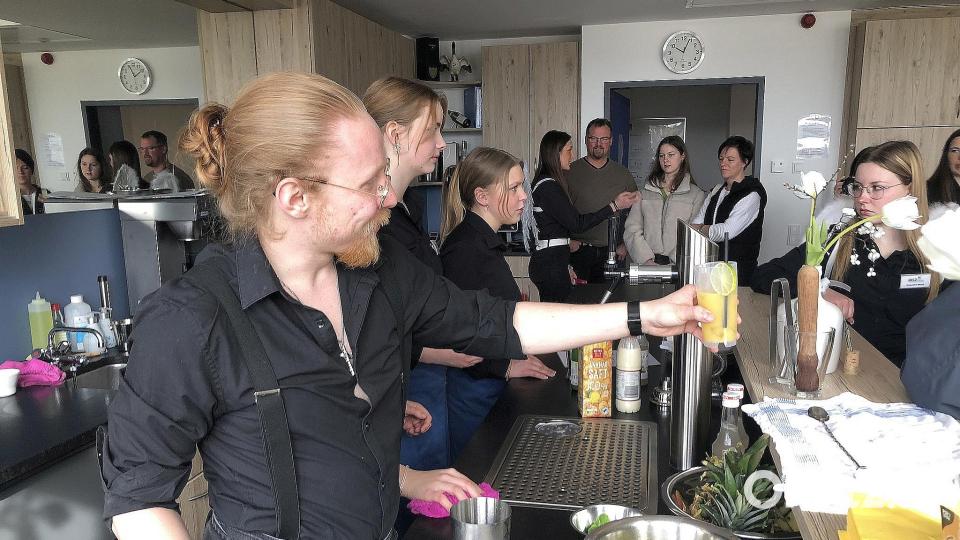 Stets dicht belagert war die von den Schülern betreute Cocktail-Bar im Restaurant der Fachschule für Hotel- und Tourismusmanagement. Bild: wro