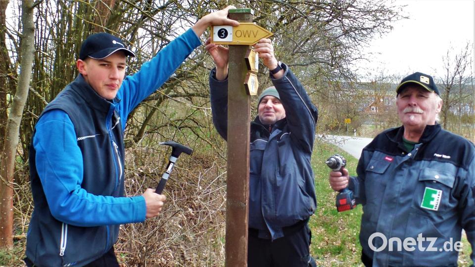 OWV-Vorsitzender Peter Wirth, Kassier Pero Gagulic und Markierungswart Adrian Gagulic (von rechts) sind mit Akkuschrauber und Hammer unterwegs, damit sich auf den Kohlberger Wanderwegen niemand so schnell verläuft. Die Schilder halten mit dem verwendeten Kleber nicht an den Bäumen. Bild: jml