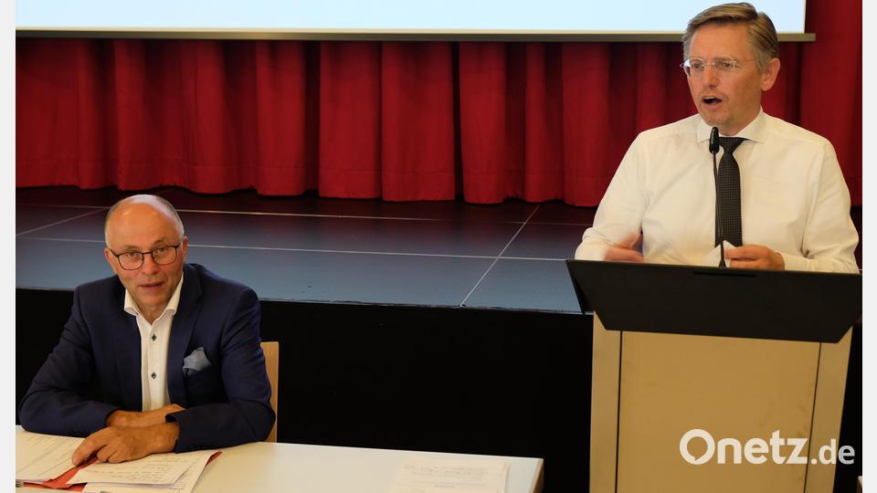 In kongenialer Partnerschaft kämpfen Landtagsabgeordneter Tobias Reiß, Vorsitzender des Fördervereins Kloster Speinshart (rechts) und Bürgermeister Albert Nickl um die Stärkung Speinsharts mit einem Wissenschaftszentrum. Bild: do