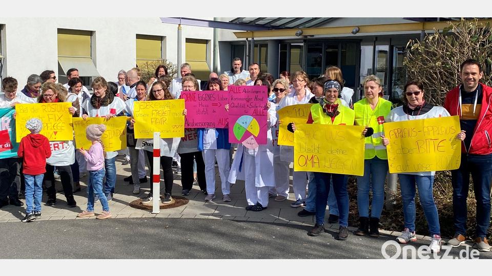 Die &quot;Aktive Mittagspause&quot; am Krankenhaus in Kemnath nutzen rund 40 Beschäftigte, um auf Missstände im Gesundheitswesen aufmerksam zu machen und um mehr Lohn zu fordern.. Bild: Jens Gotthardt/Verdi-Bezirk Oberpfalz/exb