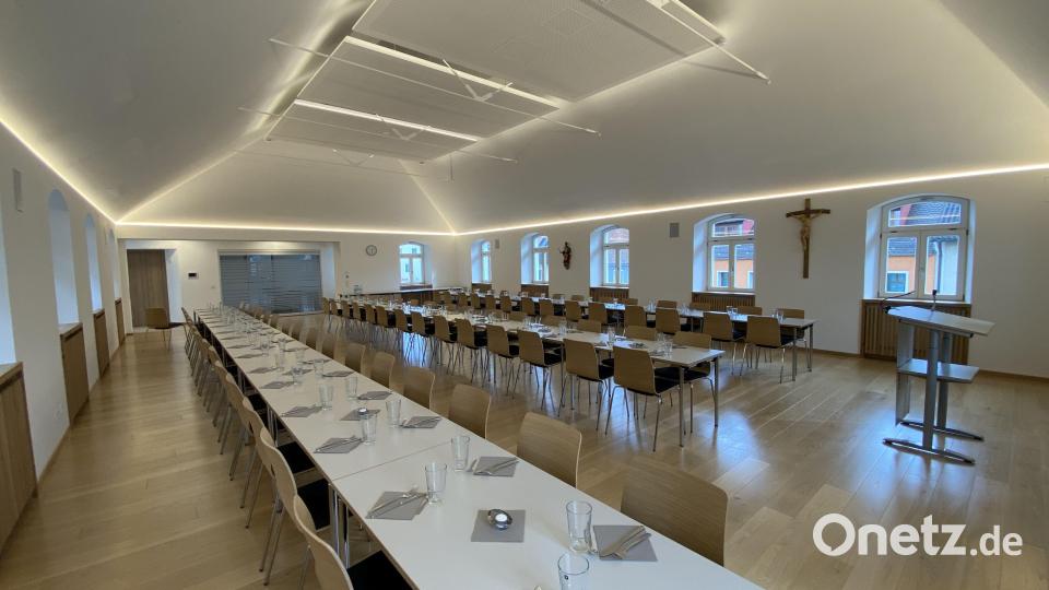 Der neue Pfarrsaal bietet mit Bestuhlung Platz für maximal 140 Personen. Bild: mma