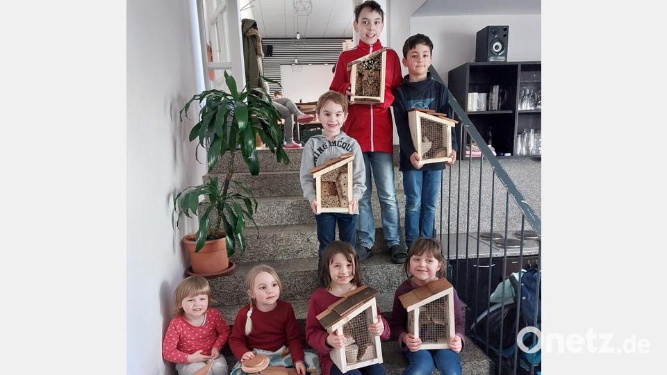 Stolz präsentieren die Kinder die fertigen Insektenhotels. Bild: FGV Waldershof/exb