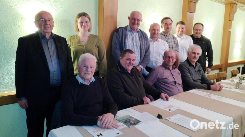 Sie sind die treuen Seelen der Kolpingsfamilie Tännesberg: Richard Bauer, Josef Braun, Richard Seegerer und Johann Schneider (sitzend, von links) sowie Pfarrer Wilhelm Bauer, Lydia Gschrey, Karl Wittmann, Johann Schönberger, Richard Schneider, Josef Schneider und Bürgermeister Ludwig Gürtler (stehend, von links). Bild: rfi