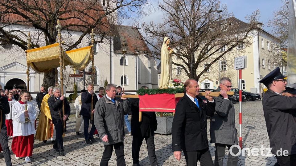 Mit einer eucharistischen Prozession durch Pfreimd fand das Hauptfest der MMC Pfreimd ihren Abschluss. Bild: Hirmer/exb