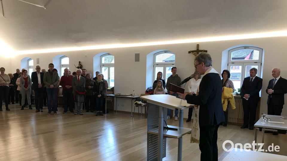 Dekan Christian Schulz segnet die sanierten Räumlichkeiten. Bild: mma