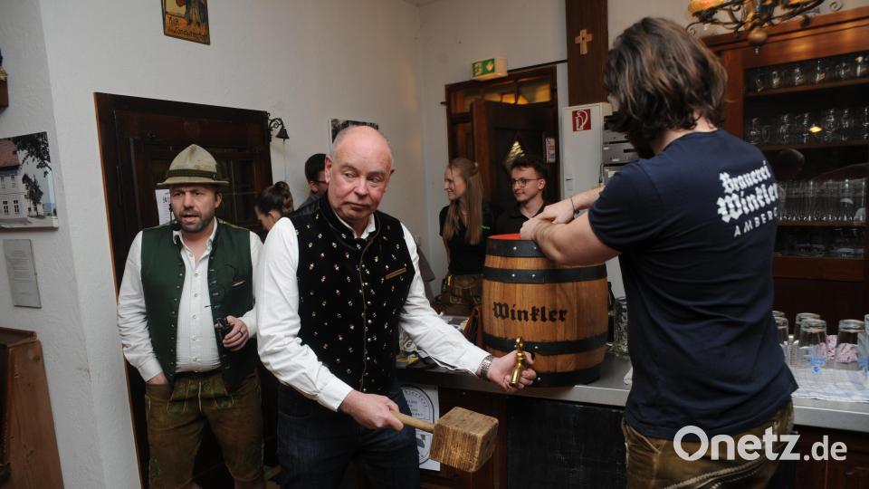 Zünftig geht&#039;s zu beim Bockbierfest des HKV Köfering. Bürgermeister Roland Strehl zapft das erste Fass Bier an. Bild: Andreas Brückmann