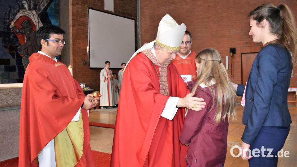Weihbischof Reinhard Pappenberger spendete 46 Jugendlichen in der Friedenskirche das Sakrament der Firmung. Bild: rgr