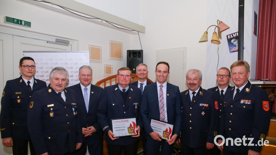 Mit der Ehrennadel in Gold wurden Willibald Erras und Hans-Jürgen Strehl ausgezeichnet (beide Mitte mit Urkunde). Bild: egl