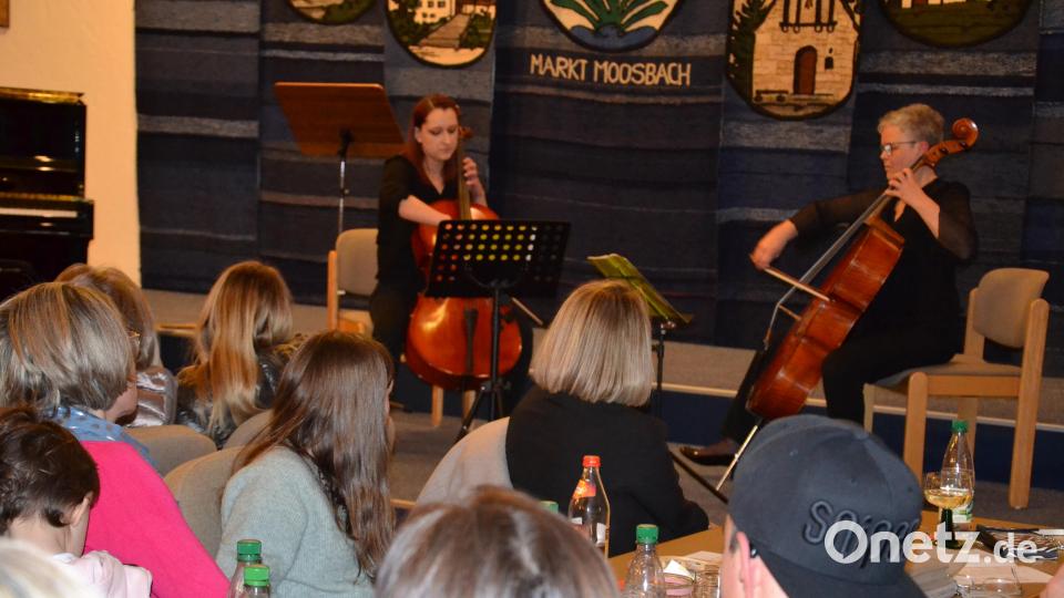 Nach vielen Klavierstücken sorgten die zwei Violoncelli von Paula Steger (links) sowie ihrer Lehrerin Ute Sommer für Abwechslung. Bild: gi