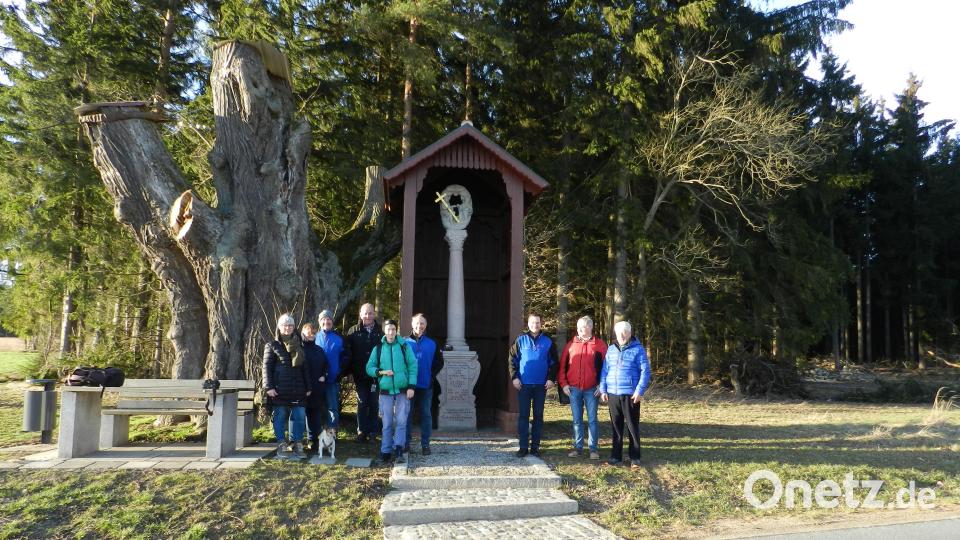 Mitglieder des Schlüsselclubs Münchenreuth trafen sich mit Nachfahren des Stifters der Weißen Marter. Nach 1978 und 1995 war Michael Adler nun erst zum dritten Mal an diesem historischen Ort. Bild: Bernhard Eckstein/exb