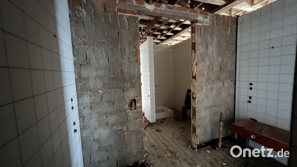 Auch in den Umkleidekabinen und Sanitärräumen sieht es aus wie in einem Rohbau. Bild: exb