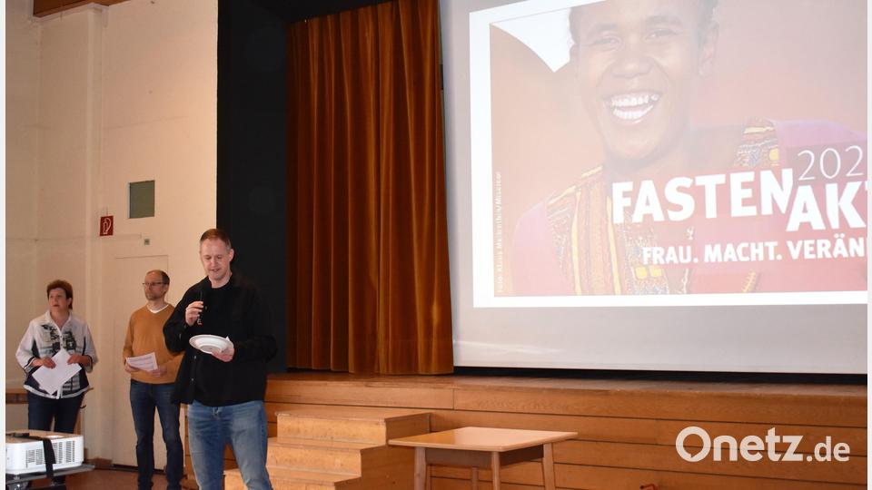 Stephan Wolf (von rechts) begrüßt die Gäste; Christian Baumann und Monika Reichenberger stellen Madagaskar vor. Bild: rgr