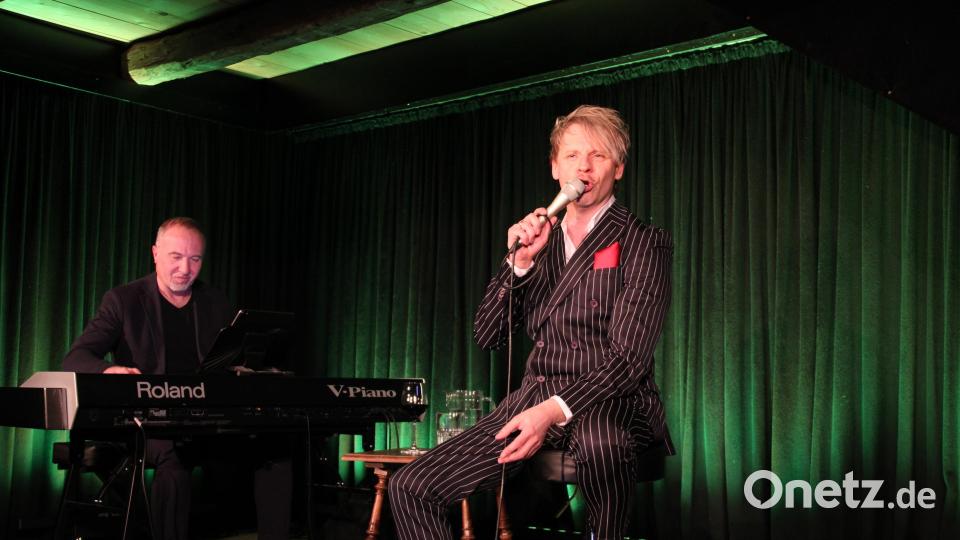 Im schwarzen Zweireiher mit rotem Einstecktuck interpretiert Markus Engelstädter (rechts), begleitet von Bernd Meyer am Piano, Udo Jürgens in einem grandiosen Konzert. Bild: prh